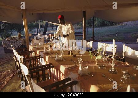 KENIA, MASAI MARA NATIONALPARK, COTTARS 1920 CAMP, ALTE TRADITIONELLE SAFARI, ABENDESSEN VORBEREITUNG Stockfoto