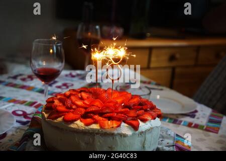 Geburtstagskuchen. 18. Geburtstag. Nummer 18 brennt Funkeln. Stockfoto