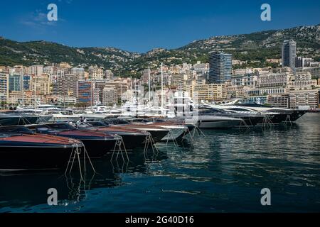 Monaco, Monte-Carlo, 06. August 2018: Ruhe im Hafen Hercules, sind die geparkten Boote, sonniger Tag, viele Yachten und Boote, viel Stockfoto