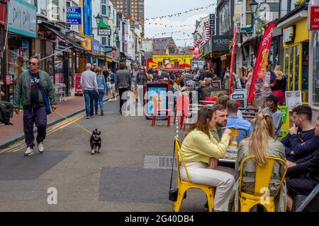 Fußgängerstraße und Cafés in der North Laine Gegend von Brighton, West Sussex Stockfoto