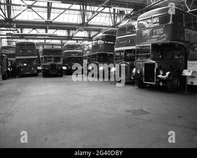 Das ehemalige Busbahnhof Manchester Corporation Transport beherbergt das Museum of Transport Greater Manchester Schwarz-Weiß-Bild einiger pensionierter Busse Stockfoto