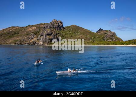 Lokaler Bootstransfer zum Yasawa Flyer II Katamaran (Südseekreuzfahrten), Kuata Island, Yasawa Group, Fidschi-Inseln, Südpazifik Stockfoto