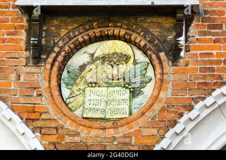 Emblem, Dekor an der Wand des Fischmarkts von Venedig Stockfoto