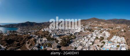 Insel iOS, Griechenland Kykladen. Chora Stadt Panorama Luftdrohne Ansicht. Traditionelle kykladische Architektur, weiß getünchte Gebäude über der ruhigen Ägäis, blu Stockfoto