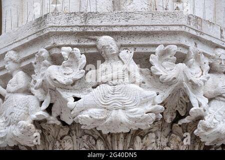 Detailaufnahme der Musikskulptur an der Fassade des Dogenpalastes, Palazzo Ducale, San Marco, Venedig, Venetien, Italien, Europa Stockfoto