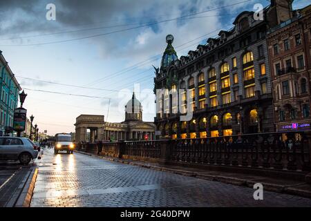 Nacht Nevsky Prospekt mit einer Silhouette der Heimat von Singer im Hintergrund, St. Petersburg, Russland Stockfoto