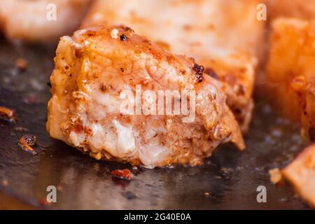 Das Fleisch wird in einem Kessel gekocht. Stockfoto