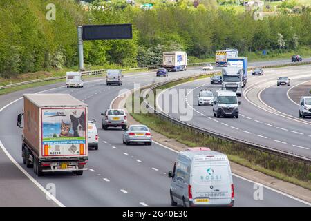 Verkehr auf der Autobahn M3 in Hampshire, England Stockfoto