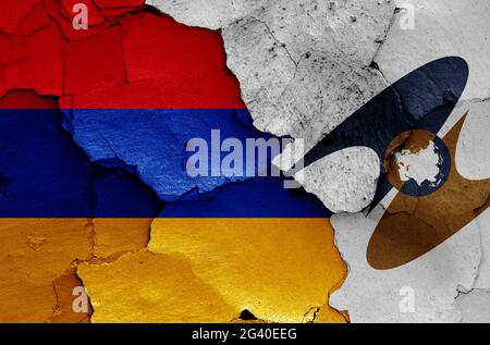 Flaggen von Armenien und der Eurasischen Wirtschaftsunion auf rissene Wand gemalt Stockfoto