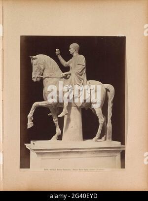 Reiterstatue von Marcus Nonius Ballbus im Nationalmuseum in Neapel; Neapel. Nationalmuseum. - Marco Nonio Balbo, Senior (Ercolano) .. Teil des Reise-Albums mit Bildern von Sehenswürdigkeiten in Italien und Südfrankreich. Stockfoto