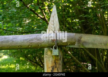 Kleines Vorhängeschloss an einem Fahrzeug Zugang Holz Waldtor Stockfoto
