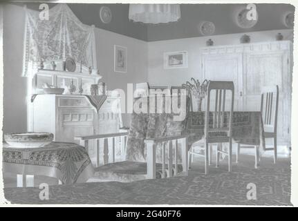 Zimmer mit Möbeln. Teil des Kodak Negativalbums mit 35 Fotos einer Familie in den Niederländischen Ostindien. Stockfoto