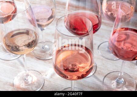 Rosenwein, verschiedene Sorten in vielen Gläsern Stockfoto