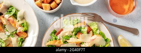 Huhn Caesar Salat flach Lay Panorama-Banner Stockfoto