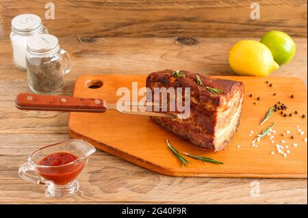 Hausgemachtes geräuchertes Barbecue Rinderbrust auf Holzschneidebrett vor dem Schneiden. Stockfoto