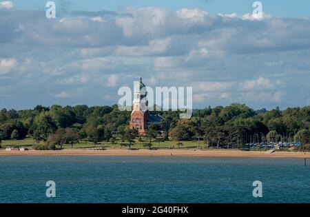 Netley, Hampshire, England, Großbritannien. 2021. Ehemaliges Militärkrankenhaus die Royal Victoria Chapel überblickt Southampton Water in Netley, Hampshire, Großbritannien Stockfoto