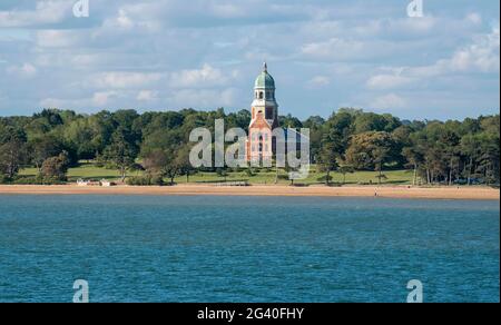 Netley, Hampshire, England, Großbritannien. 2021. Ehemaliges Militärkrankenhaus die Royal Victoria Chapel überblickt Southampton Water in Netley, Hampshire, Großbritannien Stockfoto