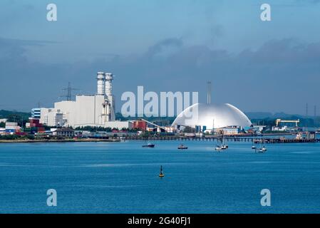 Marchwood, Southampton, England, Großbritannien. 2021. Gebäude des Marchwood-Kraftwerks mit zwei Schornsteinen und ERF-Aluminium-verkleidet Gebäude grüne Energie aus Abfällen Stockfoto