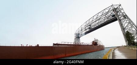 „M/V James R. Barker“, der vom Lake Superior unter der historischen Aerial Lift Bridge anreist, um Kohle in Port of Duluth/Superior, Duluth, MN, zu laden. #908 USA Stockfoto