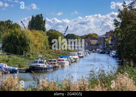 SANDWICH, KENT/UK - SEPTEMBER 29 : Boote auf dem River Stour in Sandwich Kent am 29. September 2005 Stockfoto