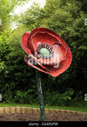 Mosaikmohn-Skulptur im Cripplegate Park, Worcester, Worcestershire, England, Großbritannien. Stockfoto