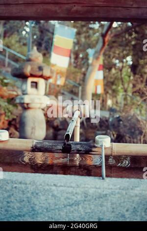 Traditionelle Waschstation in einem Tempelkomplex in Kyoto, Japan Stockfoto