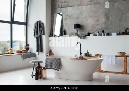 Stilvolles Badezimmer-Interieur, stilvolle Möbel, Sanitär und Accessoires Stockfoto
