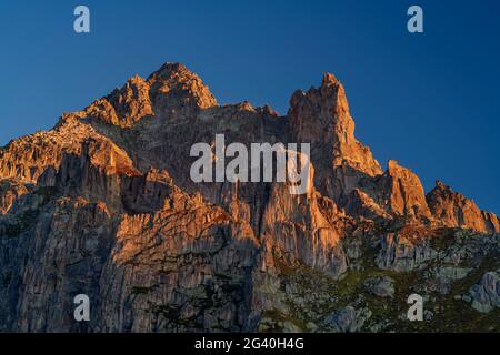 Klippen des Gletschhorns im Alpenglow, von der Albert-Heim-Hütte, Urner Alpen, Uri, Schweiz Stockfoto