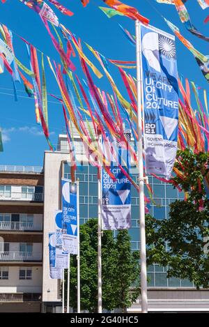 Bunte Fahnen und Banner in Broadgate, Coventry, feiern Coventry als UK City of Culture 2021 Stockfoto