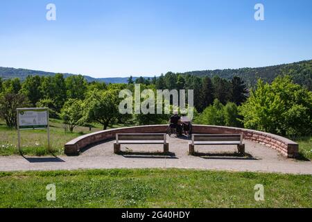 Ein Paar im Rollstuhl genießt die Aussicht von einem Aussichtspunkt auf einem behindertengerechten Weg in der Nähe von Mespelbrunn, Räuberland, Spessart-Festland, Franken Stockfoto