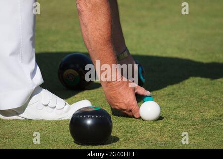 COLEMAN'S HATCH, SUSSEX/UK - 27. JUNI: Lawn Bowls Spiel bei Colemans Hatch in Sussex am 27. juni 2009. Nicht identifizierte Person. Stockfoto