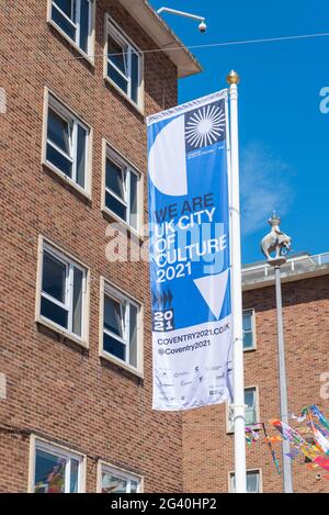 Bunte Fahnen und Banner in Broadgate, Coventry, feiern Coventry als UK City of Culture 2021 Stockfoto