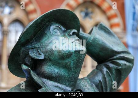 LONDON - DEZEMBER 20 : Sir John Betjeman Statue am 20. Dezember 2007 auf der St. Pancras International Station in London Stockfoto