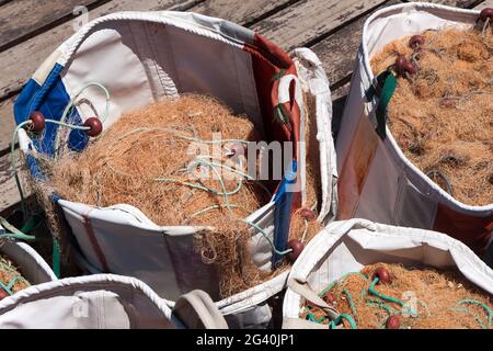 LATCHI, ZYPERN/GRIECHENLAND - JULI 23 : Tüten mit Fischernetzen am 23. Juli 2009 auf dem Anlegesteg von Latchi Zypern Stockfoto