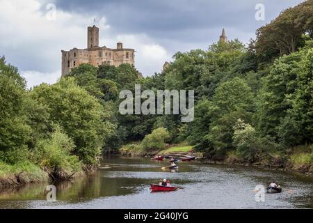 Menschen, die entlang des Flusses Coquet in Warkworth rudern Stockfoto