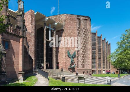 Coventry Cathedral ist ein modernes Gebäude aus dem 20. Jahrhundert, das an die Überreste der mittelalterlichen Kathedrale angeschlossen ist, die im zweiten Weltkrieg zerstört wurde Stockfoto