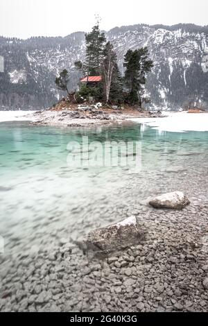 Blick auf eine Insel im Eibsee im Winter, Grainau, Oberbayern, Bayern, Deutschland, Europa, Stockfoto