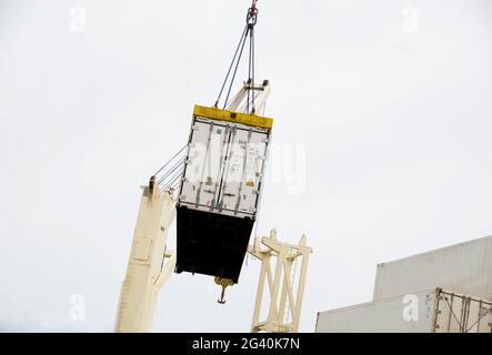 Frachtcontainer werden von einem Schiff im Hafen von Ushuaia, Provinz Tierra del Fuego in Argentinien, entladen. #1208 SA Stockfoto