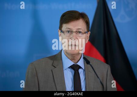 Düsseldorf, Deutschland. Juni 2021. Peter BIESENBACH, CDU, Justizminister des Landes Nordrhein-Westfalen, bei der Pressekonferenz, Bilanz der 96. Justizminister-Konferenz, Düsseldorf am 17. Juni 2021, Quelle: dpa/Alamy Live News Stockfoto