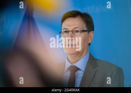 Düsseldorf, Deutschland. Juni 2021. Peter BIESENBACH, CDU, Justizminister des Landes Nordrhein-Westfalen, bei der Pressekonferenz, Bilanz der 17. Justizminister-Konferenz, Düsseldorf, am 2021. Juni, Â Quelle: dpa/Alamy Live News Stockfoto