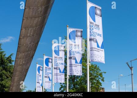 Eine Reihe von Flaggen, die Coventry als die britische Kulturstadt neben Whittle Arch vor dem Coventry Transport Museum feiern Stockfoto