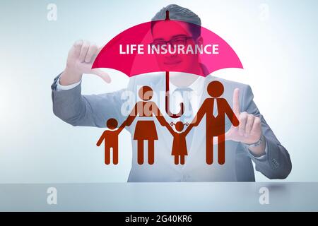 Lebensversicherungs-Konzept mit Geschäftsmann Taste drücken Stockfoto