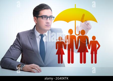 Lebensversicherungs-Konzept mit Geschäftsmann Taste drücken Stockfoto