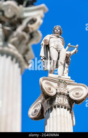 Statuen von Apollo vor der Akademie von Athen, Athen, Griechenland Stockfoto