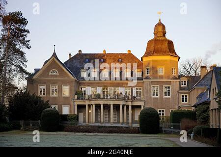 Schloss Garath bei Sonnenaufgang, Düsseldorf, Nordrhein-Westfalen, Deutschland, Europa Stockfoto