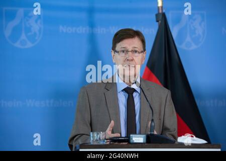 Düsseldorf, Deutschland. Juni 2021. Peter BIESENBACH, CDU, Justizminister des Landes Nordrhein-Westfalen, bei der Pressekonferenz, Bilanz der 96. Justizminister-Konferenz, Düsseldorf am 17. Juni 2021, Quelle: dpa/Alamy Live News Stockfoto