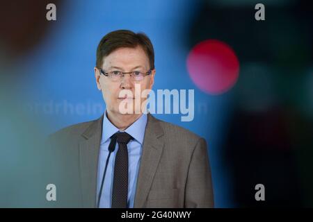 Düsseldorf, Deutschland. Juni 2021. Peter BIESENBACH, CDU, Justizminister des Landes Nordrhein-Westfalen, bei der Pressekonferenz, Bilanz der 17. Justizminister-Konferenz, Düsseldorf, am 2021. Juni, Â Quelle: dpa/Alamy Live News Stockfoto