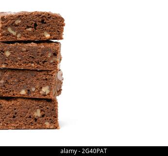 Stapel von gebackenen Schokolade Brownie Stücke mit Walnuss isoliert auf weißem Hintergrund, leckeres Dessert Stockfoto