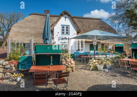 Café in einem alten reetgedeckten Dachhaus in St. Peter Dorf, St. Peter-Ording, Nordfriesland, Schleswig-Holstein Stockfoto