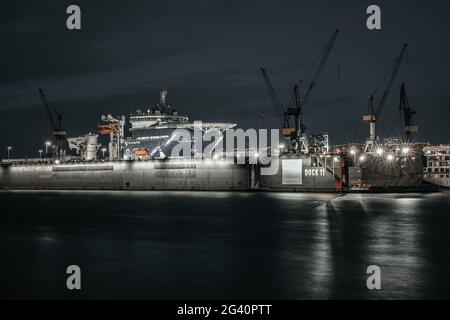 Blick auf das Hafenbecken 11 an der Elbe im Hamburger Hafen, Hamburg, Deutschland Stockfoto